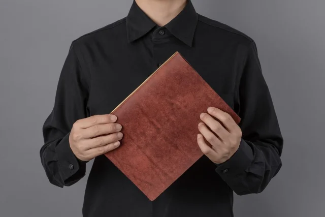 今回は、PLOTTER TOKYO•公式オンラインショップにて限定展開予定のプエブロリミテッドBOXにフォーカスしてご紹介。
リスシオバージョンとはまた異なる風合いが持ち味のプエブロ。実に表情豊かで、これも使い込むほどに劇的な変化を遂げていきます。

This time, we spotlight the Pueblo BOX, scheduled for limited release at the PLOTTER TOKYO Official Online Shop.
Pueblo offers a distinct character compared to the Liscio version. It possesses a truly expressive quality, undergoing dramatic changes the more you use it.

ーーー

PLOTTER レザーバインダー リミテッドBOX 限定発売

「革新と挑戦のメモリアルイヤー」

2025年、初のフラッグシップショップをスタートさせたPLOTTERが、ブランド創設９年目の節目となる同年を「革新と挑戦」の年と位置づけ、“システム手帳の枠を超え、もっと自由に、もっとクリエイティブに、ノートのように使ってほしい”という想いから、機能的でエモーショナルなリミテッドエディションを生み出します。その想いをカタチにしたのが、「レザーバインダー リミテッドBOX」。ユーザーとともに歩んできた時間、そしてこれからの未来へ向けた進化への決意を象徴する限定BOXセットです。

＜限定セット内容と仕様＞
• Leather Binder（限定レッドブラウン）
• ペンホルダーリフター（レザーバインダー同色）
• リングサポーター（レザーバインダー同色）
• すべてを特別仕様のグレーボックスに収納

「ペンホルダーリフター」「リングサポーター」には、メモリアルイヤーを彩るキャッチフレーズ
『The future starts today, not tomorrow』
をモダンカリグラフィーで再現し、ひとつひとつ手書きの風合いを刻印。今日から創造が始まるというブランドのメッセージを、さりげないディテールに込めました。

＜セット価格・展開サイズ＞　
【レザーバインダー　プエブロ　リミテッドBOX】
A5サイズ　¥26,400（税込）
バイブルサイズ　¥20,900（税込）
ナローサイズ　¥19,250（税込）
ミニサイズ　¥17,050（税込）　
ミニ5サイズ　¥14,850（税込）

2025年11月12日(水)より順次販売予定
お楽しみに！