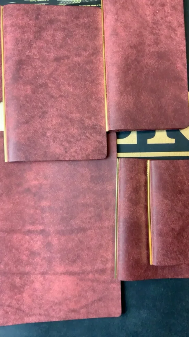 もうすぐ発売予定のリスシオBOXとプエブロBOXを語ります！

About Liscio box and Pueblo box which will be available next month!

ーーー

PLOTTER レザーバインダー リミテッドBOX 限定発売

「革新と挑戦のメモリアルイヤー」

2025年、初のフラッグシップショップをスタートさせたPLOTTERが、ブランド創設９年目の節目となる同年を「革新と挑戦」の年と位置づけ、“システム手帳の枠を超え、もっと自由に、もっとクリエイティブに、ノートのように使ってほしい”という想いから、機能的でエモーショナルなリミテッドエディションを生み出します。その想いをカタチにしたのが、「レザーバインダー リミテッドBOX」。ユーザーとともに歩んできた時間、そしてこれからの未来へ向けた進化への決意を象徴する限定BOXセットです。

＜限定セット内容と仕様＞
• Leather Binder（限定レッドブラウン）
• ペンホルダーリフター（レザーバインダー同色）
• リングサポーター（レザーバインダー同色）
• すべてを特別仕様のグレーボックスに収納

「ペンホルダーリフター」「リングサポーター」には、メモリアルイヤーを彩るキャッチフレーズ
『The future starts today, not tomorrow』
をモダンカリグラフィーで再現し、ひとつひとつ手書きの風合いを刻印。今日から創造が始まるというブランドのメッセージを、さりげないディテールに込めました。

＜セット価格・展開サイズ＞　
【レザーバインダー　プエブロ　リミテッドBOX】
A5サイズ　¥26,400（税込）
バイブルサイズ　¥20,900（税込）
ナローサイズ　¥19,250（税込）
ミニサイズ　¥17,050（税込）　
ミニ5サイズ　¥14,850（税込）

2025年11月12日(水)より順次販売予定
お楽しみに！